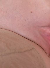 Horny Anilos momma bangs her attractive fuck hole along with her fingers